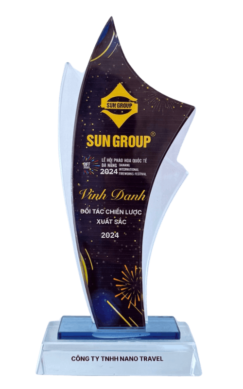 Cúp vinh danh Nano Travel là đối tác chiến lược xuất sắc Sun Group DIFF 2024