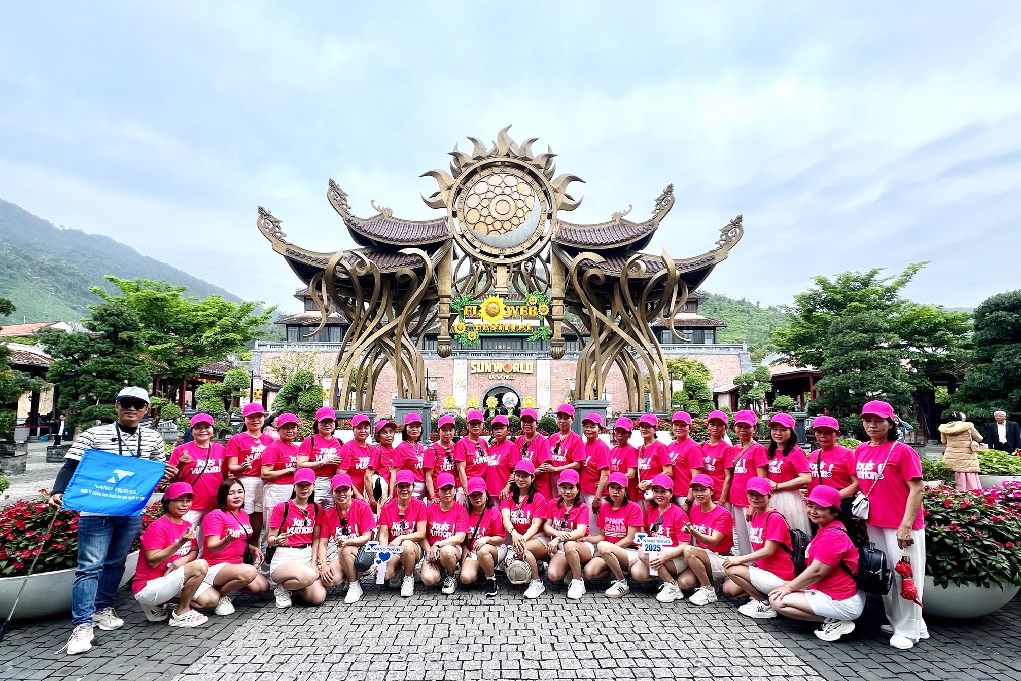 Cầu Vàng Bà Nà Hills nhìn từ trên cao trong hành trình tham quan cùng Nano Travel