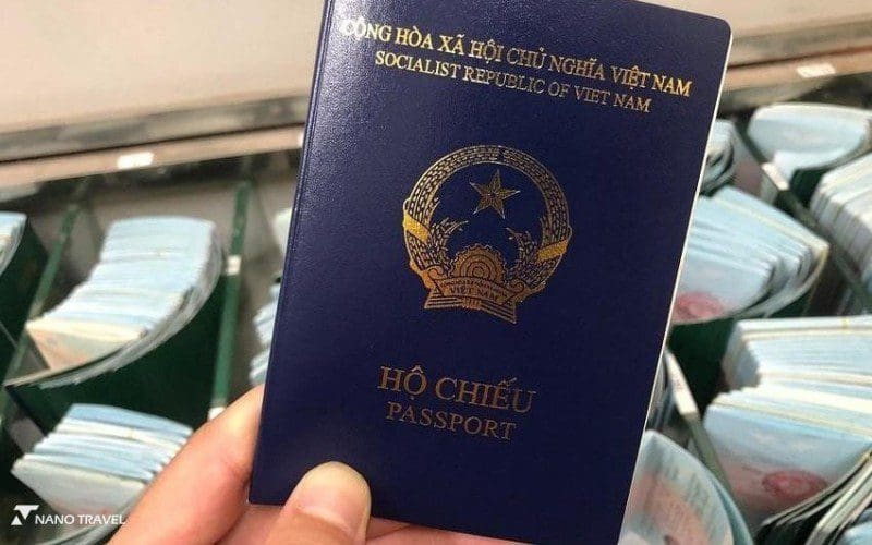Hình ảnh bên trong và ngoài của một passport mới