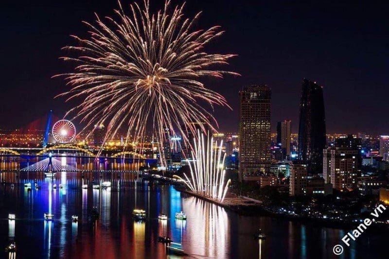 Hình ảnh lễ hội pháo hoa Đà Nẵng được tổ chức trên cầu sông Hàn