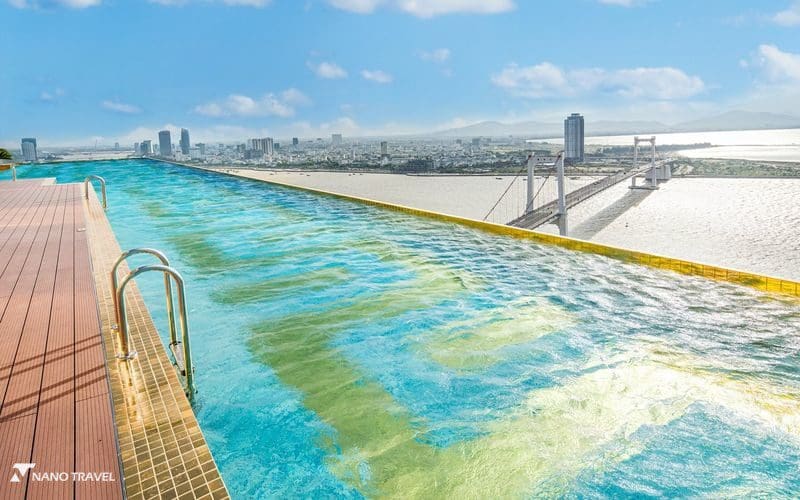 Hồ bơi dát vàng 24k trên sân thượng của tòa nhà khách sạn Golden Bay