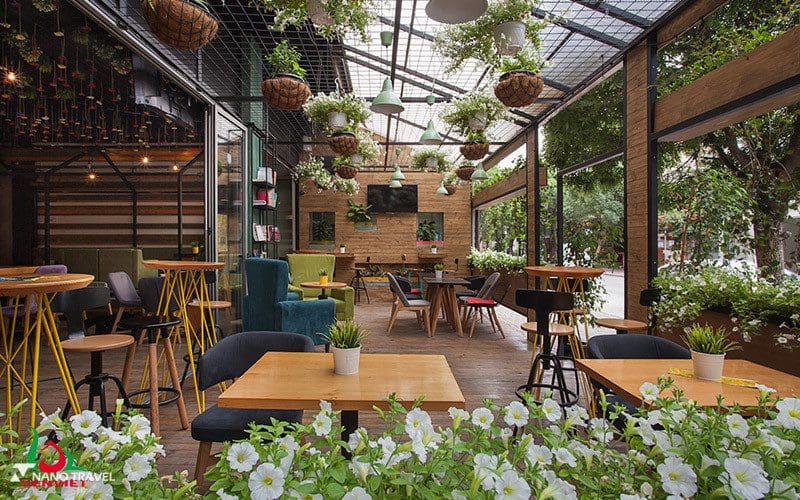 Không gian mở tại Cafe La Terrasse để bạn hít thở không khí trong lành